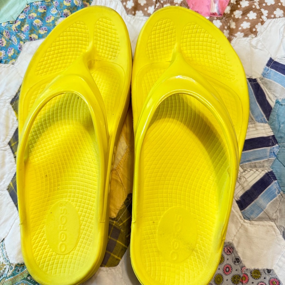 WOMEN SIZE 7 OOFOS